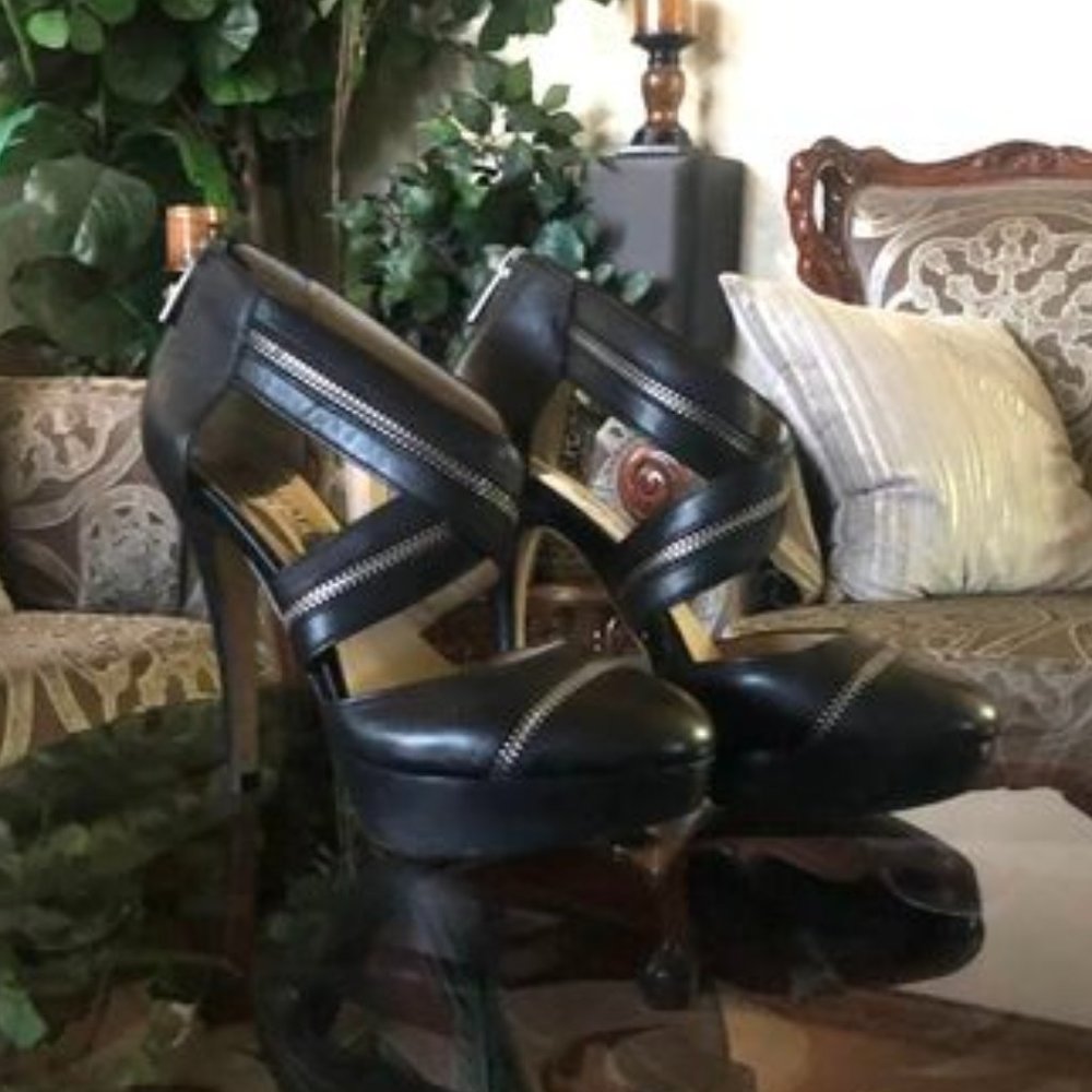 MICHAEL KORS Black Close Toed Heels Color Black Size 6 $180